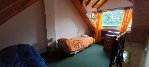 Habitación pequeña con cama y ventana en Casa Típica Fueguina- Departamento 2 y 3 en Ushuaia