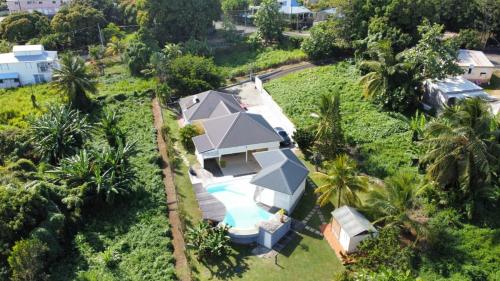 an aerial view of a house with a swimming pool at La villa de Christian in Baie-Mahault