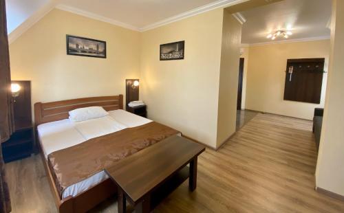 Postel nebo postele na pokoji v ubytování Sting Hotel & Event Palace