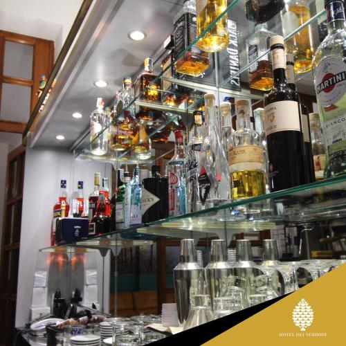 een bar met veel flessen alcohol bij Hotel dei Nebrodi in Cesarò