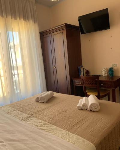 1 dormitorio con 1 cama con toallas en Hotel dei Nebrodi en Cesarò
