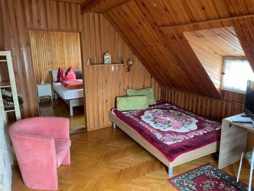 ein Schlafzimmer mit einem Bett in einem Zimmer mit Holzwänden in der Unterkunft Ferienwohnung im Spreewald, Nähe Lübben in Golßen