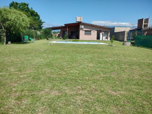 einen Hof mit einem Haus und einem Pool in der Unterkunft El Jazmín in Salta