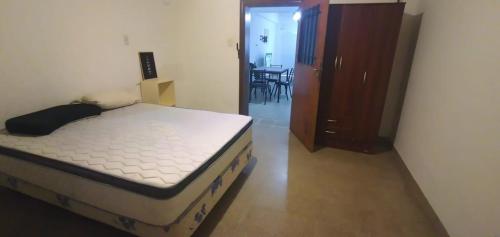 A bed or beds in a room at Entre Bardas Descanso - Alquiler temporal en Villa Regina