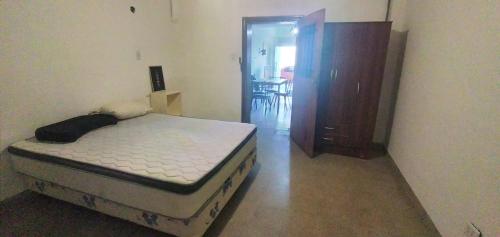 1 dormitorio con 1 cama y vestidor en Alquiler temporal Villa Regina en Villa Regina