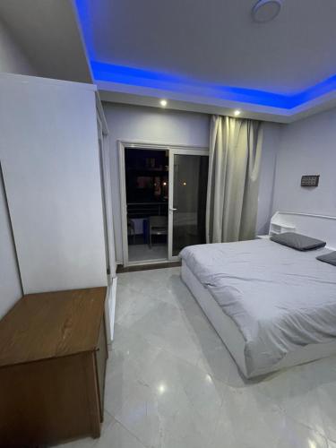 a bedroom with a bed and a blue ceiling at Ferienwohnung in Cecelia Resort in Hurghada
