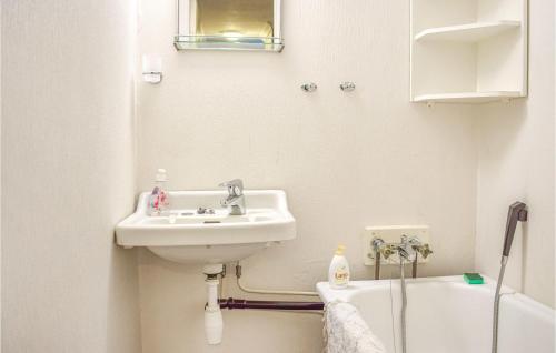 Koupelna v ubytování Nice Home In Leknes With House Sea View