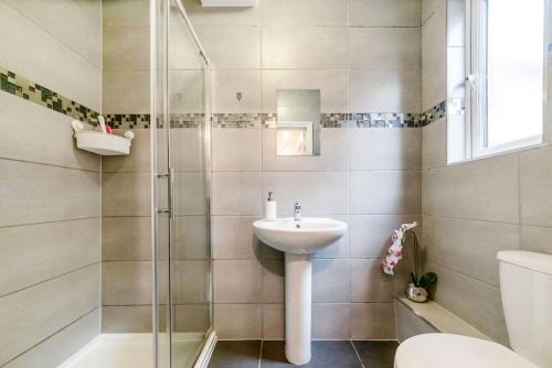 a bathroom with a sink and a shower at spacious flat in london in London