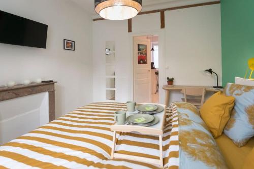 um quarto com uma cama e uma mesa com pratos em La Station 44 - quartier Canclaux em Nantes