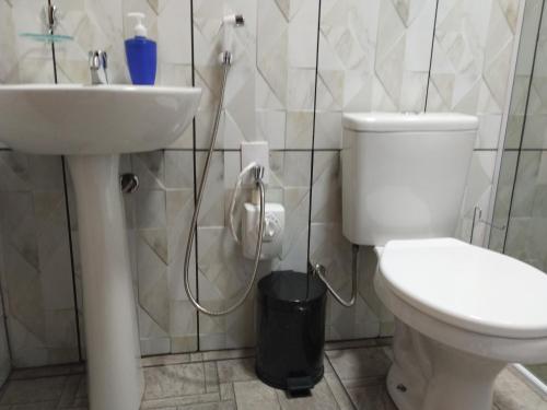 bagno con servizi igienici e lavandino di Hospedagem flor dos manacás a São Francisco de Paula