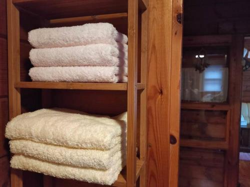 a stack of towels in a wooden shelf at 藤のヴィラ パイン棟 Check-out11時まで! Self Check-in in Aso