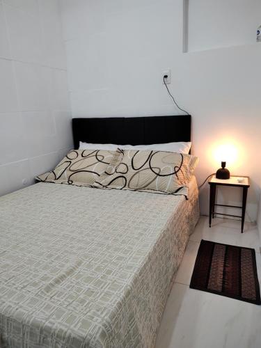 Schlafzimmer mit einem Bett und einem Beistelltisch in der Unterkunft Suíte próxima ao Porto da Barra in Salvador
