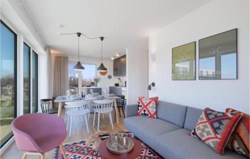 Ruang duduk di Beach Front Apartment