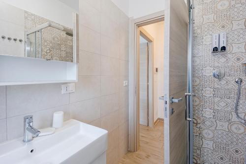 Ванная комната в Il Gattino di Porto - apt 5 - Bilocale terrazzo piscina