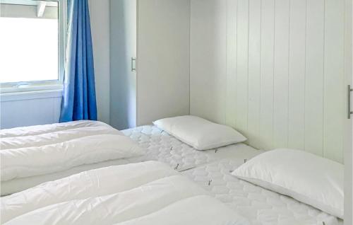 Duas camas num quarto com lençóis e almofadas brancos em Gorgeous Apartment In Dirdal With House Sea View em Dirdal