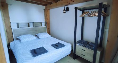 une chambre avec un lit avec deux oreillers dessus dans l'établissement Logette à Ezio, zone piétonne, à Menton