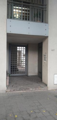 un edificio con una puerta abierta con una puerta en Departamento Céntrico en Mendoza