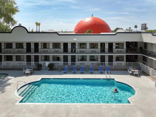 uma piscina em frente a um hotel com uma grande cúpula vermelha em Stayable Kissimmee West em Kissimmee