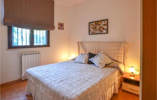 una camera da letto con un letto con due lampade e una finestra di Mages a Casteldaccia