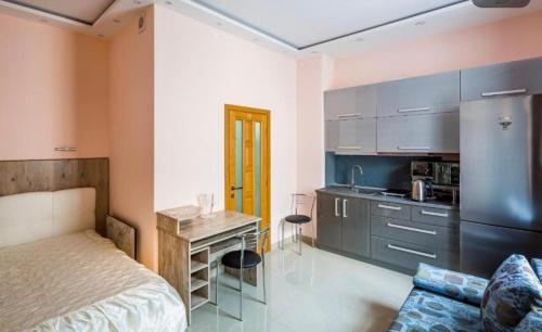 una camera con letto e scrivania e una cucina di Apartment Svobody a Lviv