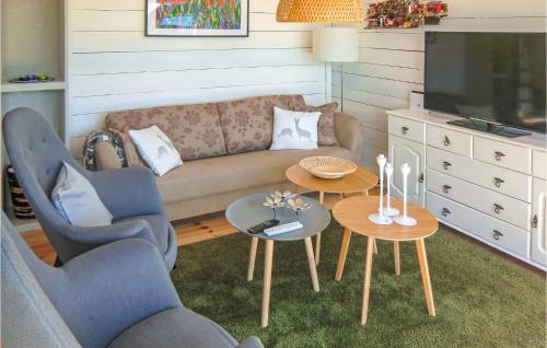 ein Wohnzimmer mit einem Sofa, 2 Stühlen und einem TV in der Unterkunft Amazing Home In Kalmar With House Sea View in Kalmar