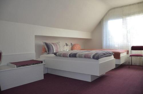 sypialnia z dużym łóżkiem i oknem w obiekcie Guesthouse AirMinis w mieście Düsseldorf