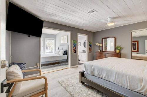 ein Schlafzimmer mit einem großen Bett und einem Spiegel in der Unterkunft Resort-Style Paradise w 2 Pools in Las Vegas