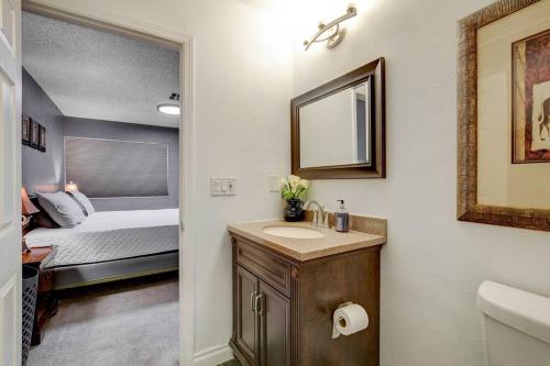 1 dormitorio con 1 cama y baño con lavabo. en Resort-Style Paradise w 2 Pools, en Las Vegas