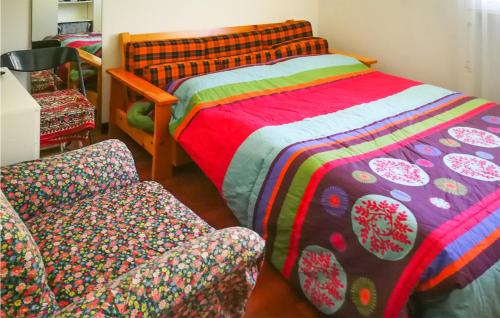 - une chambre avec un lit, un canapé et une chaise dans l'établissement 2 Bedroom Cozy Apartment In San Massimo, à San Massimo