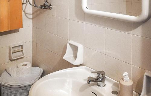 La salle de bains est pourvue d'un lavabo et de toilettes. dans l'établissement 2 Bedroom Cozy Apartment In San Massimo, à San Massimo