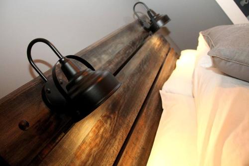 eine Lampe auf einem Holztisch neben einem Bett in der Unterkunft Urban Lofts in Perryville