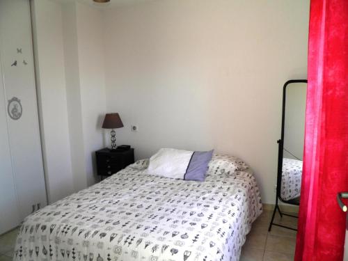 une petite chambre avec un lit et un miroir dans l'établissement Belle villa moderne avec piscine, 800m plage, parking privé et clim, idéale pour familles à Sète - FR-1-338-31, à Sète