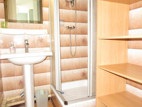 une salle de bain avec douche et lavabo dans l'établissement Appartement lumineux 2P avec loggia et parking à Sète - FR-1-338-70, à Sète