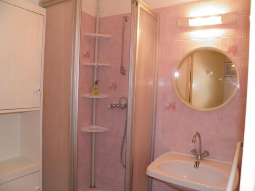 セットにあるAppartement Sète, 2 pièces, 4 personnes - FR-1-338-302のバスルーム(シャワー、シンク、鏡付)