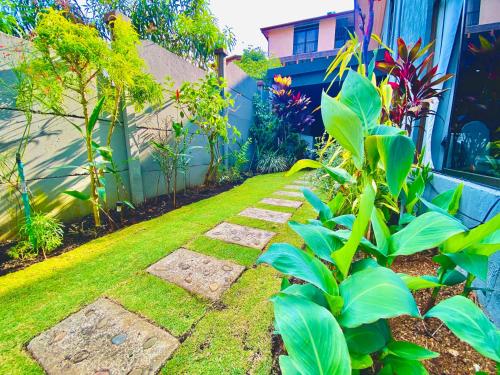 a garden with green plants and a pathway at Casa Los Madriz Suite #2 in San Isidro