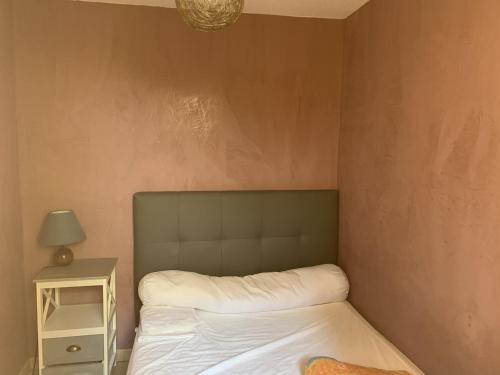 Uma cama ou camas num quarto em Appartement Sète, 2 pièces, 4 personnes - FR-1-338-46