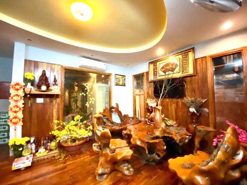 salon z drewnianą podłogą i dużym drewnianym stołem w obiekcie Liên tho Phú Quốc w Duong Dong