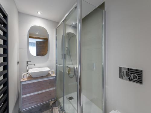 La salle de bains est pourvue d'une douche en verre et d'un lavabo. dans l'établissement Appartement Megève, 4 pièces, 6 personnes - FR-1-569-73, à Megève
