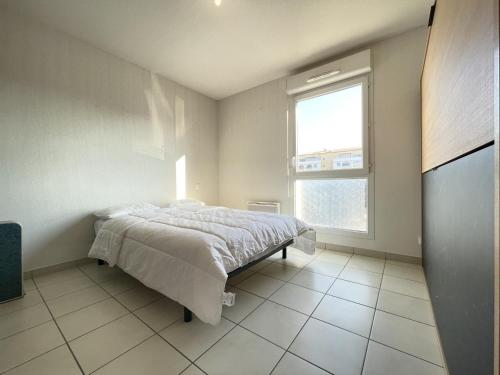 Posteľ alebo postele v izbe v ubytovaní 3P climatisé avec parking, piscine, proche plage et commerces à Sète - FR-1-338-497
