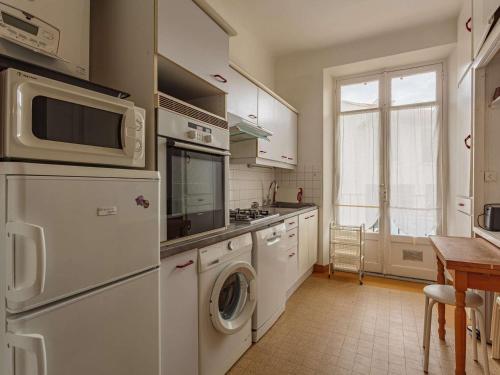 Il comprend une cuisine équipée d'un réfrigérateur et d'un lave-linge/sèche-linge. dans l'établissement Appartement au charme ancien face à la grande plage de Saint-Jean-de-Luz - FR-1-4-670, à Saint-Jean-de-Luz