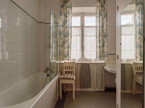 une salle de bain avec une baignoire et un lavabo dans l'établissement Appartement au charme ancien face à la grande plage de Saint-Jean-de-Luz - FR-1-4-670, à Saint-Jean-de-Luz