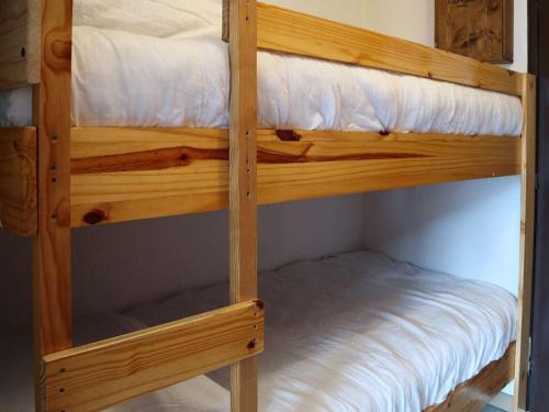 kilka łóżek piętrowych w pokoju w obiekcie Appartement Les Orres, 1 pièce, 4 personnes - FR-1-322-520 w mieście Les Orres