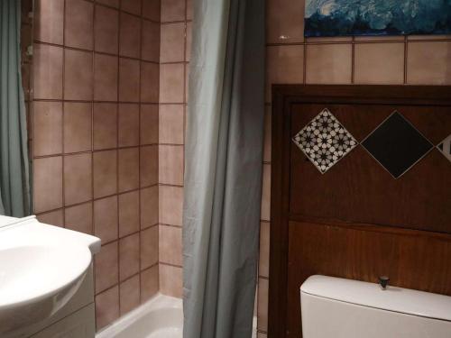 W łazience znajduje się prysznic, toaleta i umywalka. w obiekcie Appartement Les Orres, 1 pièce, 4 personnes - FR-1-322-520 w mieście Les Orres