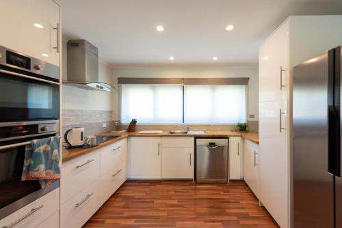 A kitchen or kitchenette at Central Coast-Spacious House 5 minutes drive to beach
