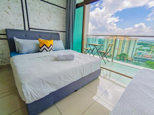 - une chambre avec un lit et une grande fenêtre dans l'établissement -Lake View- Mount Austin IKEA Toppen 5 mins - B116, à Johor Bahru
