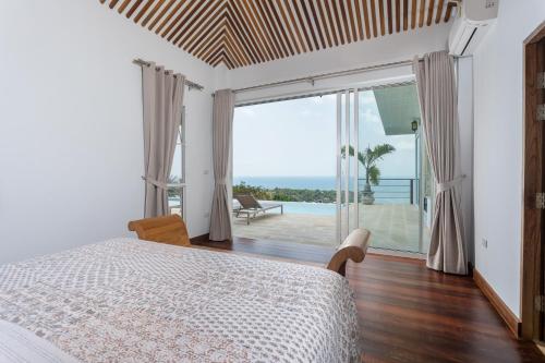 - une chambre avec un lit et une vue sur l'océan dans l'établissement Takian Villa : vue mer et coucher de soleil, à Salad Beach