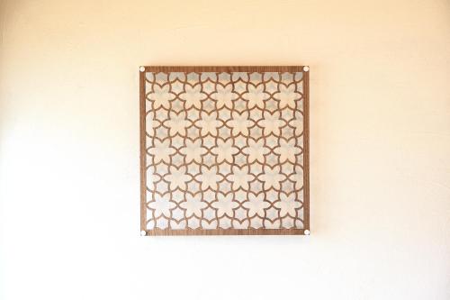 a wall with a metal plate with a pattern on it at 釣りスポットの松部漁港まで徒歩1分-ファミリー&釣り好きに大人気の宿 in Katsuura