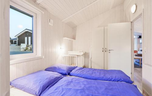 Cette chambre comprend un lit avec des oreillers violets et une fenêtre. dans l'établissement St, Andreasberg, Haus 17, à Sankt-Andreasberg