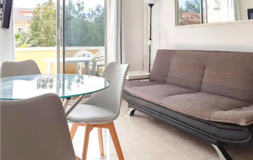 Predel za sedenje v nastanitvi Stunning Apartment In Las Chapas With 1 Bedrooms, Wifi And Outdoor Swimming Pool