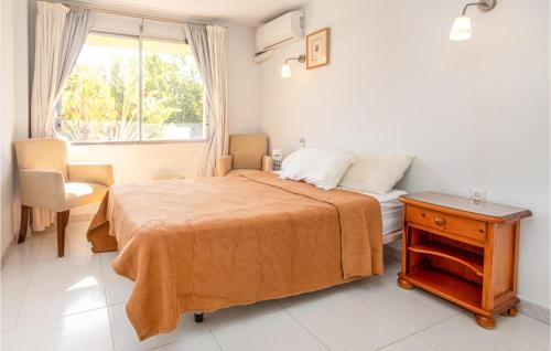 1 dormitorio con cama, mesa y ventana en Stunning apartment in Las Chapas with 1 Bedrooms, WiFi and Outdoor swimming pool, en Marbella